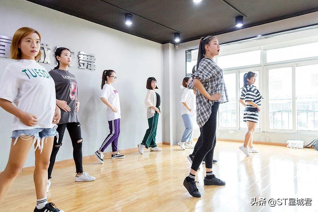 大媽變身少女時代 自拍爵士壩壩舞mv爆紅_爵士板凳舞_爵士舞招生宣傳語