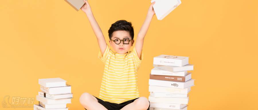 攝圖網(wǎng)_500925934_wx_拿著書(shū)本坐在書(shū)旁的快樂(lè)男孩（企業(yè)商用）