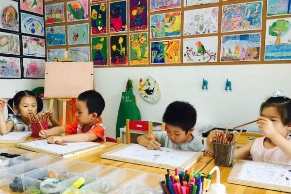 少兒美術班招生方案，少兒美術收費明細表